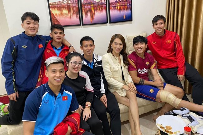 Dàn cầu thủ Việt rủ nhau tới thăm Văn Hậu vừa đi mổ chấn thương về - Ảnh 1.