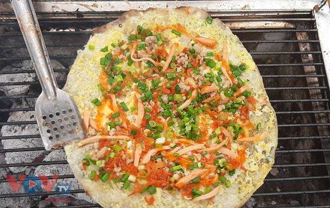 Bánh tráng nướng - “Pizza đường phố” Sài Gòn - Ảnh 2.