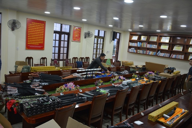Quảng Ninh: Phát hiện một số đối tượng tàng trữ vũ khí công cụ hỗ trợ số lượng lớn - Ảnh 2.