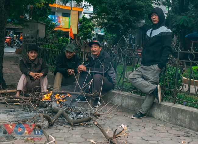 Người Hà Nội đốt lửa sưởi ấm trong ngày giá rét 13 độ C - Ảnh 1.