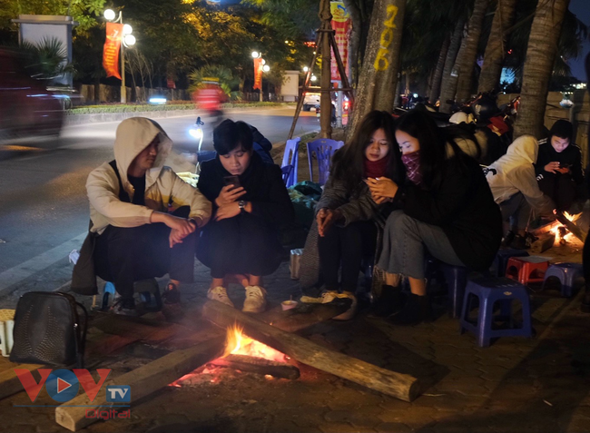 Người Hà Nội đốt lửa sưởi ấm trong ngày giá rét 13 độ C - Ảnh 2.