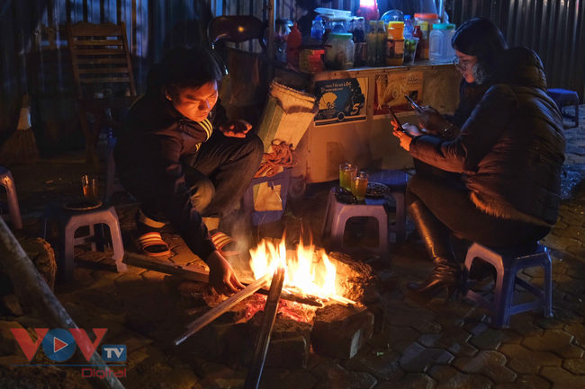 Người Hà Nội đốt lửa sưởi ấm trong ngày giá rét 13 độ C - Ảnh 3.