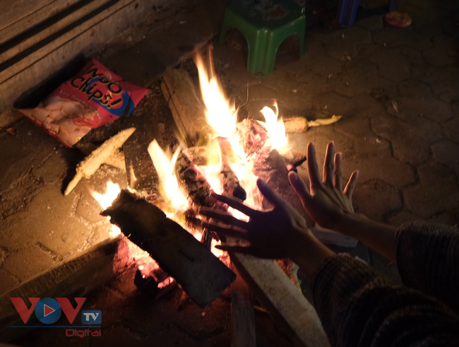 Người Hà Nội đốt lửa sưởi ấm trong ngày giá rét 13 độ C - Ảnh 9.