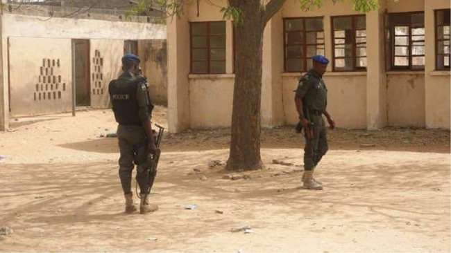 Nigeria giải cứu hơn 300 học sinh bị phiến quân bắt cóc - Ảnh 1.