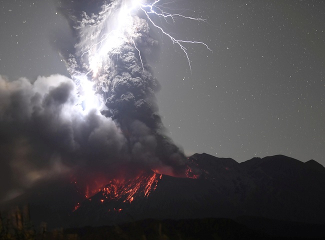 Khoảnh khắc hiếm có sét đánh núi lửa Sakurajima ở Nhật Bản  - Ảnh 1.