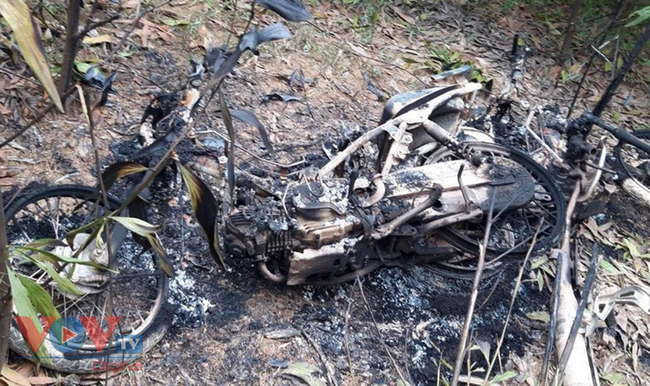 Bắt giữ nhóm người đốt cháy 5 xe máy của cán bộ bảo vệ rừng ở Quảng Bình - Ảnh 2.