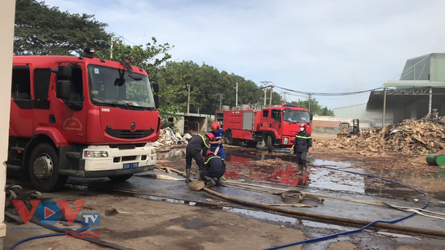 Cháy dữ dội tại công ty sản xuất, chế biến gỗ ở Bình Phước - Ảnh 1.