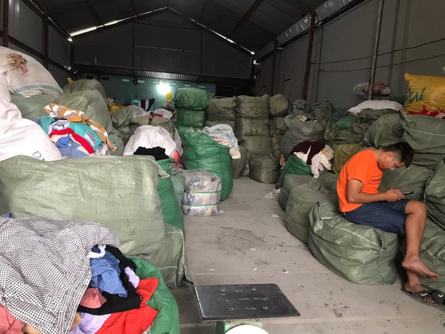 Quảng Ninh: Triệt phá kho hàng chứa 28 tấn quần áo cũ nhập lậu - Ảnh 2.