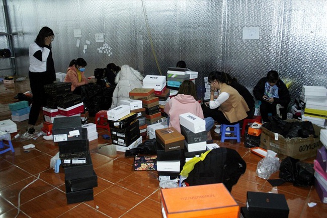 Vụ kho hàng lậu “khủng” tại Lào Cai: Sẽ xử lý nghiêm cán bộ có hành vi bảo kê, tiếp tay cho buôn lậu - Ảnh 2.