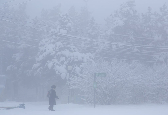 Thành phố lạnh nhất thế giới chìm trong tuyết trắng đầu đông - Ảnh 1.
