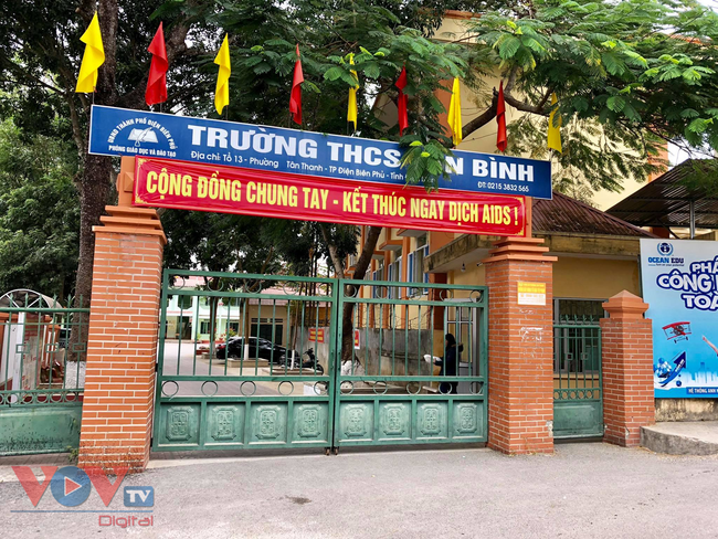 Khởi tố phụ huynh xông vào trường học đánh học sinh ở Điện Biên - Ảnh 3.