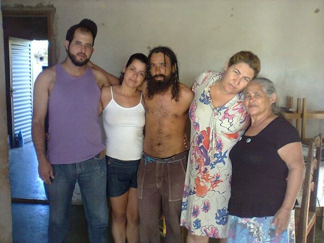Người đàn ông vô gia cư tình cờ tìm lại được gia đình sau 10 năm xa cách nhờ những bức ảnh lan truyền về quá trình ông được biến đổi diện mạo - Ảnh 9.