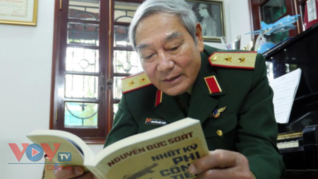 Ra mắt cuốn &quot;Nhật ký Phi công Tiêm kích&quot; của Trung tướng Nguyễn Đức Soát - Ảnh 1.