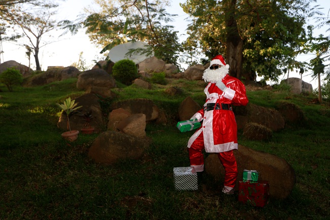 Giáng sinh đặc biệt với những lời nhắn nhủ của các ông già Noel trên khắp thế giới - Ảnh 2.