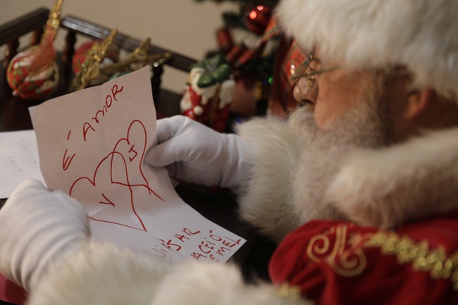 Giáng sinh đặc biệt với những lời nhắn nhủ của các ông già Noel trên khắp thế giới - Ảnh 1.