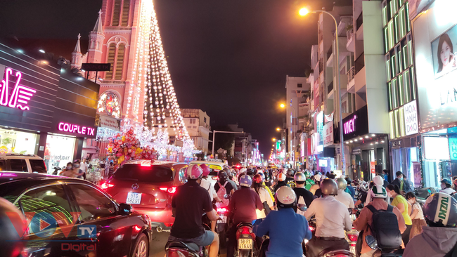 Giáng sinh nhẹ nhàng ấm áp ở Thành phố Hồ Chí Minh  - Ảnh 8.