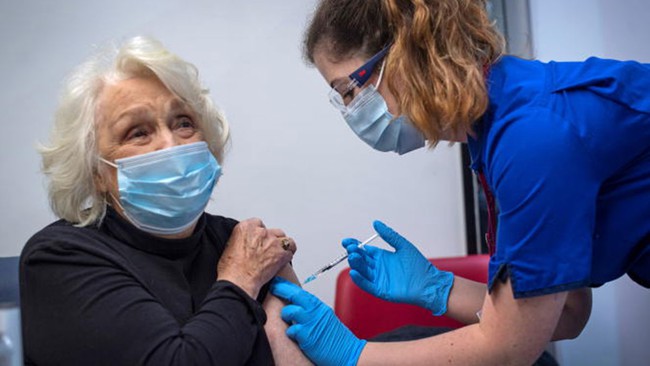 Pháp sẽ tiêm vaccine ngừa Covid-19 cho người từ 16 tuổi trở lên - Ảnh 1.