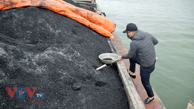 Bộ tư lệnh Vùng Cảnh sát biển 1 tạm giữ 850 tấn than không rõ nguồn gốc - Ảnh 1.