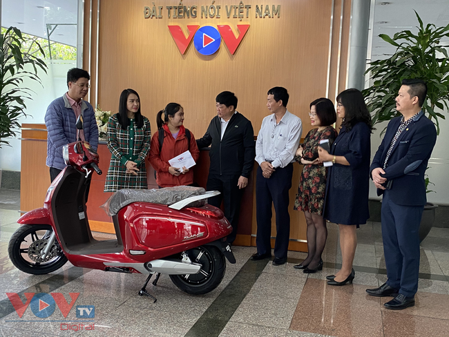 Đài TNVN trao tặng xe máy cho sinh viên miền Trung - Ảnh 1.
