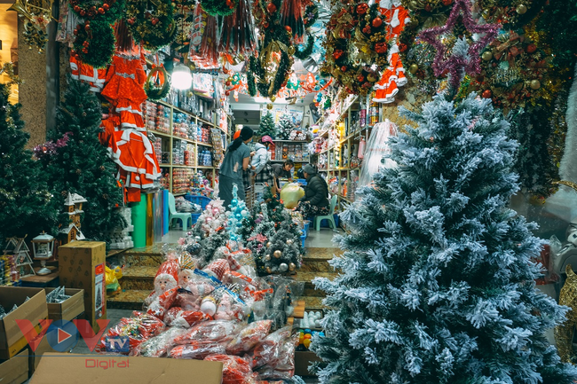 Không khí Giáng sinh tràn ngập trên phố Hàng Mã - Ảnh 4.
