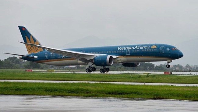 Vietnam Airlines xem xét sa thải tiếp viên nhiễm Covid-19 vi phạm cách ly - Ảnh 1.