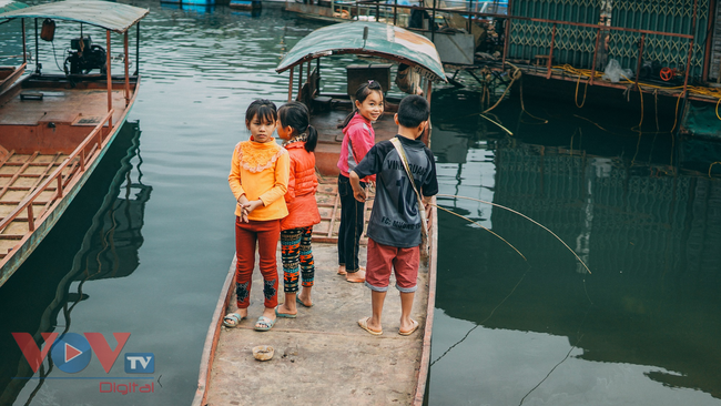 Cuộc sống của những đứa trẻ ven lòng hồ thủy điện Sơn La - Ảnh 2.