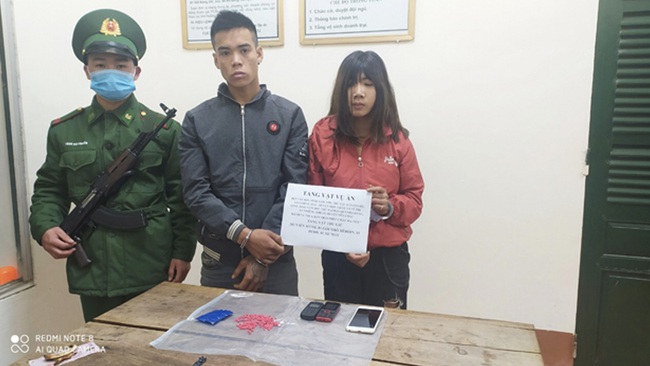 Sơn La: Bộ đội Biên phòng bắt hai đối tượng mua bán trái phép 200 viên ma túy tổng hợp - Ảnh 1.