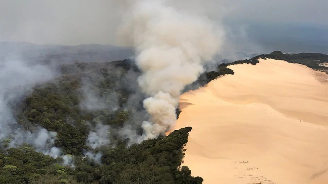 Cháy rừng đe dọa xóa sổ hòn đảo du lịch được xếp hạng Di sản thế giới của Australia - Ảnh 1.