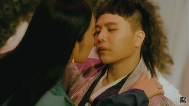 Trịnh Thăng Bình &quot;khóa môi&quot; trong teaser MV Bức Bình Phong - Ảnh 1.