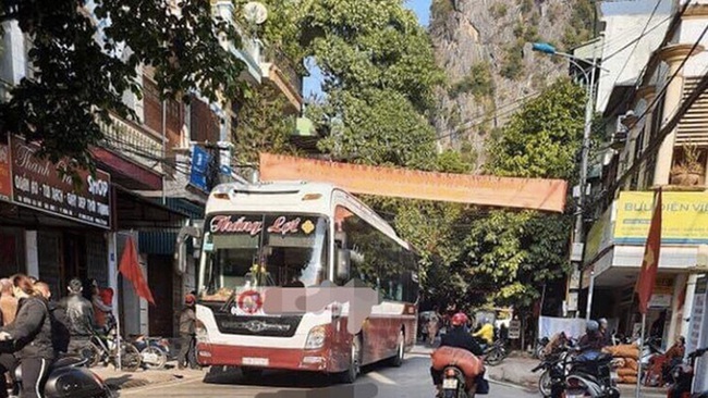 Lạng Sơn: Xe ô tô mất phanh lao từ đèo xuống khu dân cư khiến 1 người tử vong - Ảnh 1.