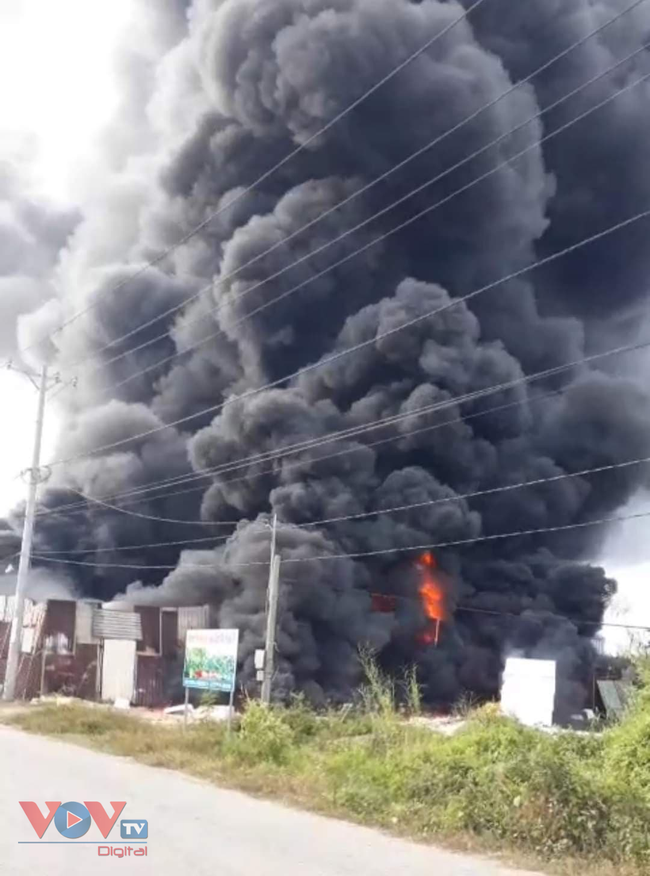 TP.HCM: Cháy xưởng phế liệu ở Quận 9, toàn bộ vật dụng bị thiêu rụi  - Ảnh 1.