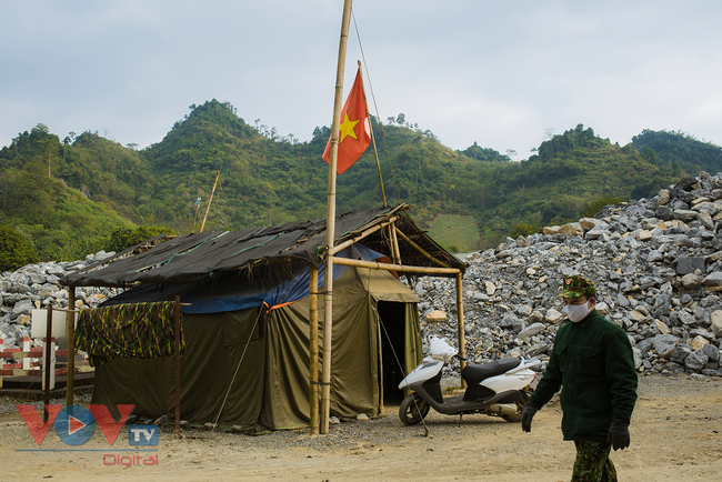 Bộ đội biên phòng Bản Lầu, Lào Cai căng mình chống dịch ngày đầu năm mới 2021 - Ảnh 4.
