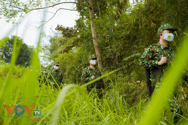 Bộ đội biên phòng Bản Lầu, Lào Cai căng mình chống dịch ngày đầu năm mới 2021 - Ảnh 10.