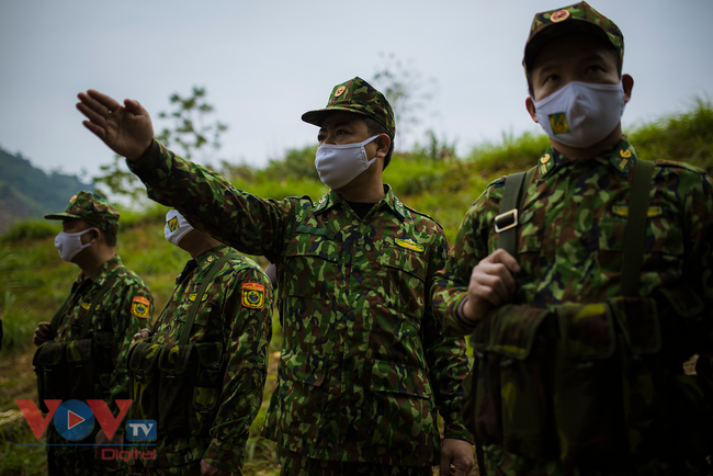 Bộ đội biên phòng Bản Lầu, Lào Cai căng mình chống dịch ngày đầu năm mới 2021 - Ảnh 12.