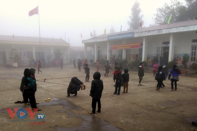 Hơn 130 trường học ở Lai Châu cho học sinh nghỉ học vì rét hại - Ảnh 2.