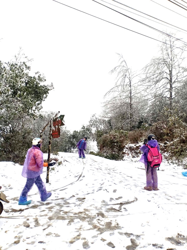 Du khách thích thú với cảnh tuyết rơi đầu tiên ở Lào Cai trong mùa đông năm nay - Ảnh 3.