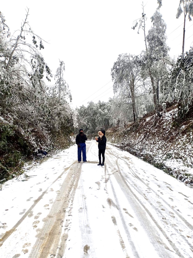 Du khách thích thú với cảnh tuyết rơi đầu tiên ở Lào Cai trong mùa đông năm nay - Ảnh 1.