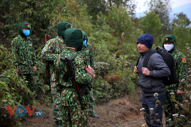 Bộ đội biên phòng Lai Châu căng mình tuần tra trong giá lạnh - Ảnh 8.