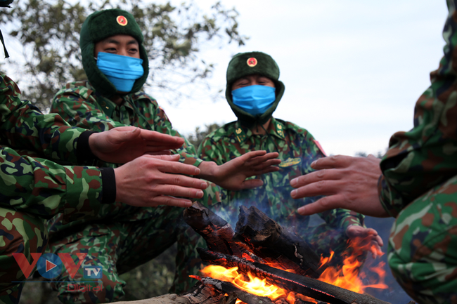 Bộ đội biên phòng Lai Châu căng mình tuần tra trong giá lạnh - Ảnh 11.