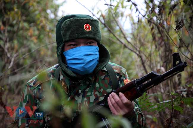 Bộ đội biên phòng Lai Châu căng mình tuần tra trong giá lạnh - Ảnh 13.