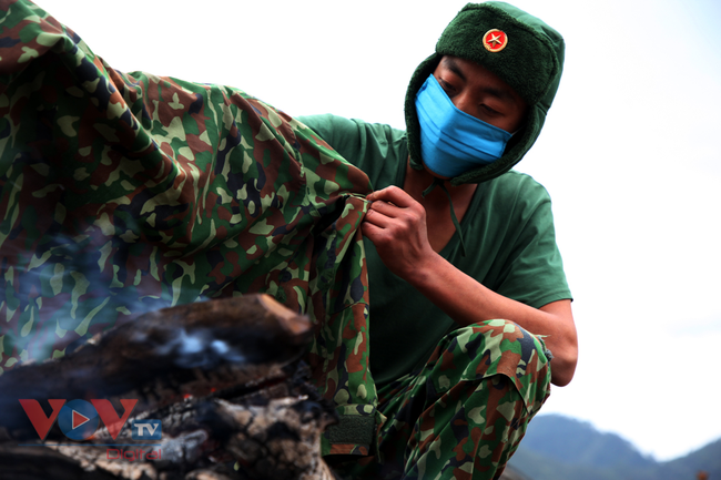 Bộ đội biên phòng Lai Châu căng mình tuần tra trong giá lạnh - Ảnh 15.