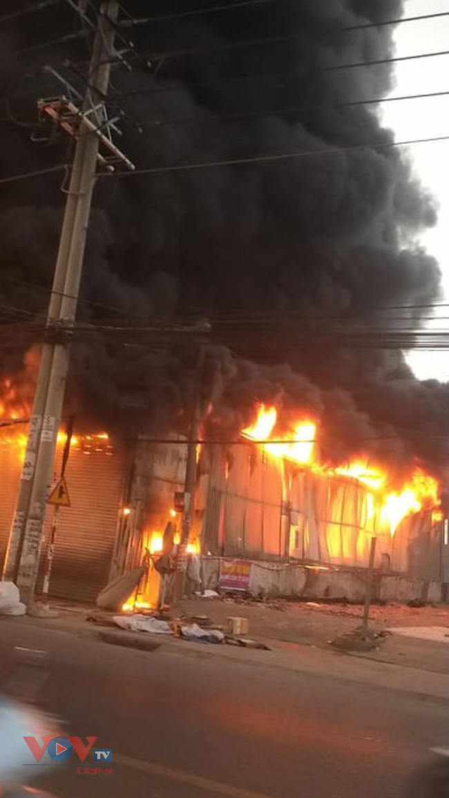 Cháy lớn tại Bình Dương khiến cửa hàng bán xe máy bị thiêu rụi, thiệt hại hàng tỷ đồng - Ảnh 1.