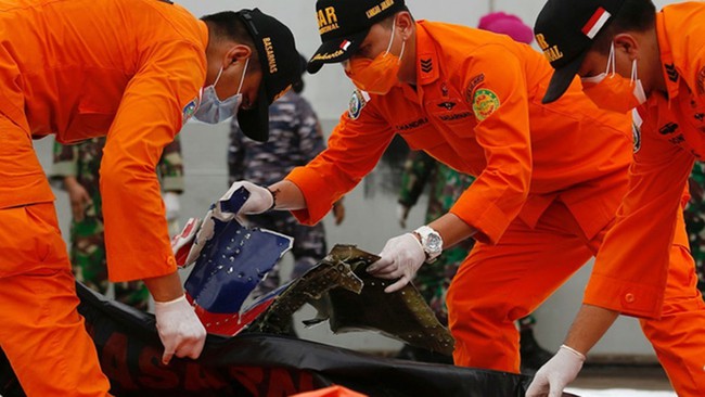 Vụ máy bay rơi tại Indonesia: Các nhà điều tra tải thành công dữ liệu từ hộp đen - Ảnh 1.