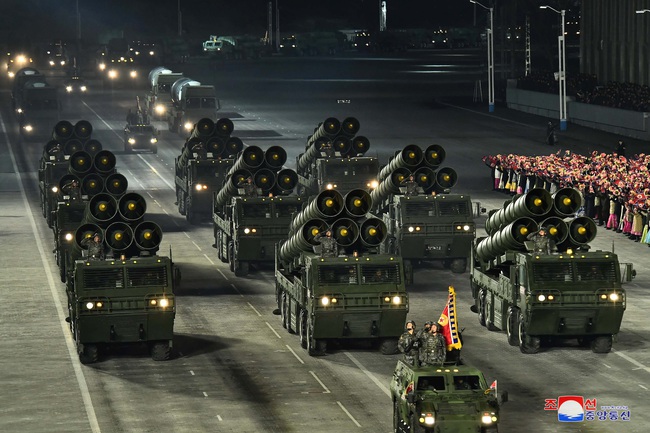 Triều Tiên phô diễn nhiều vũ khí tối tân trong lễ duyệt binh - Ảnh 4.