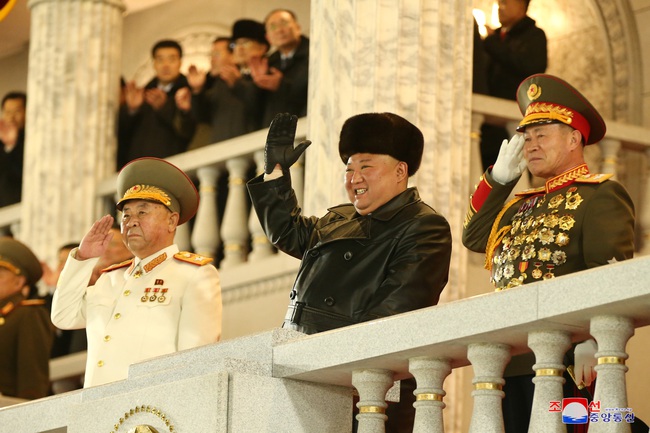 Triều Tiên phô diễn nhiều vũ khí tối tân trong lễ duyệt binh - Ảnh 7.