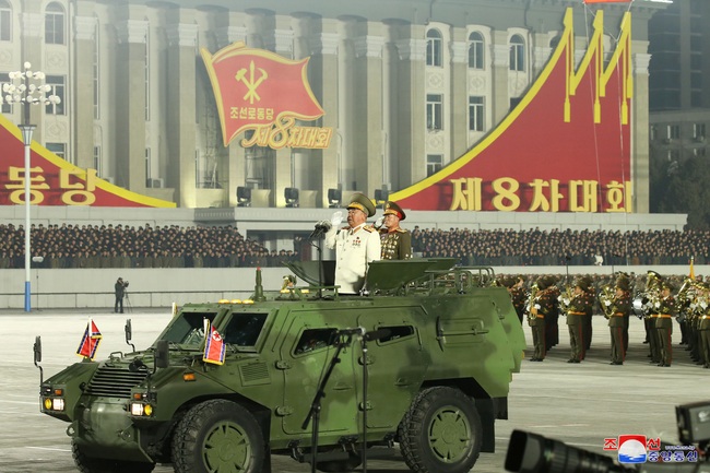 Triều Tiên phô diễn nhiều vũ khí tối tân trong lễ duyệt binh - Ảnh 1.