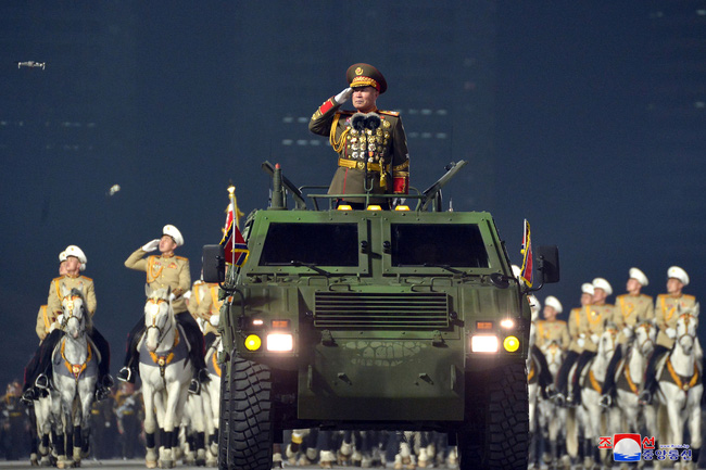 Triều Tiên phô diễn nhiều vũ khí tối tân trong lễ duyệt binh - Ảnh 2.