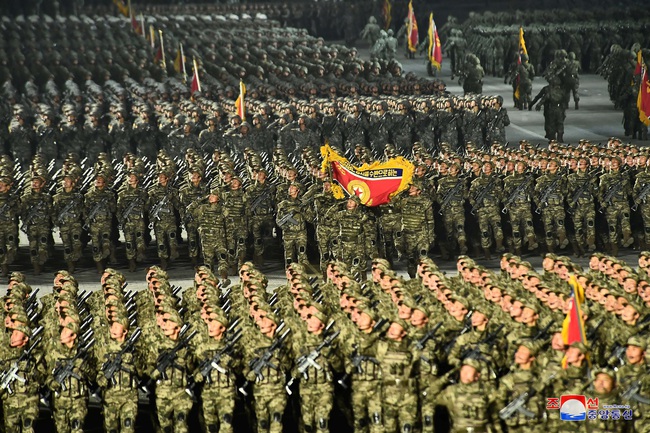 Triều Tiên phô diễn nhiều vũ khí tối tân trong lễ duyệt binh - Ảnh 5.