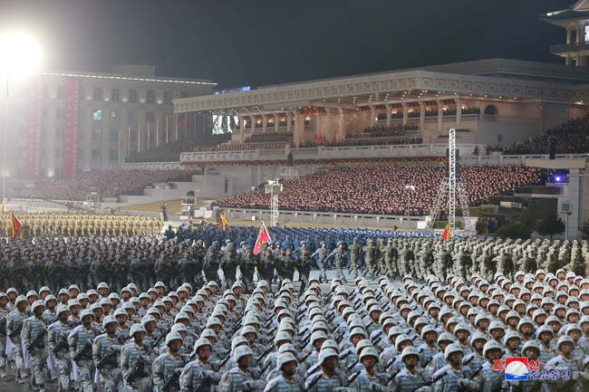 Triều Tiên phô diễn nhiều vũ khí tối tân trong lễ duyệt binh - Ảnh 6.
