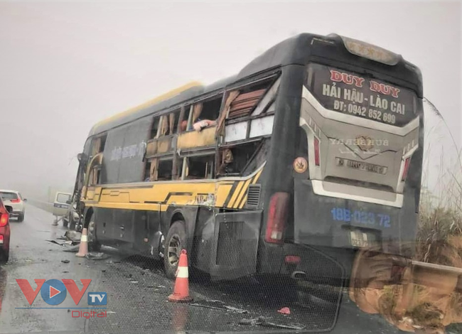 Yên Bái: Xe tải và xe khách va chạm trên cao tốc, 1 người bị thương - Ảnh 1.